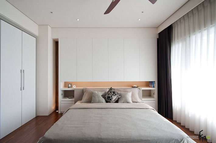 Идея для спальни — встроенные полки в изголовье кровати в фото