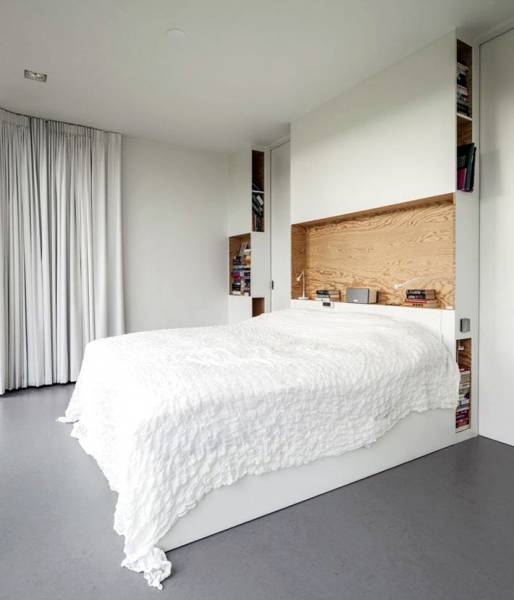 Идея для спальни — встроенные полки в изголовье кровати в фото