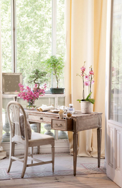 Красивая гостиная комната с налетом винтажности (дизайнер Isabel Flores) в фото
