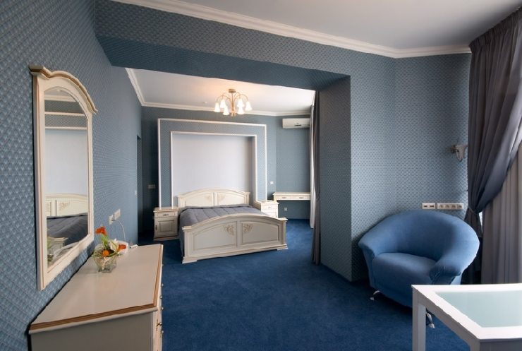 Спальня для отдыха или работы: синий и его оттенки