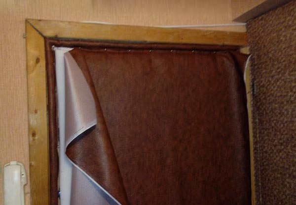 Технология обшивки деревянных и металлических дверей дермантином в фото