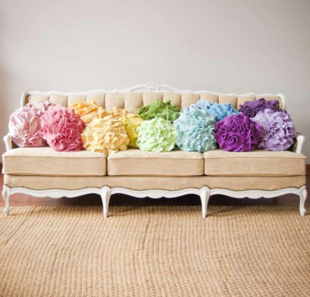 Украшаем интерьер декоративными подушками в фото