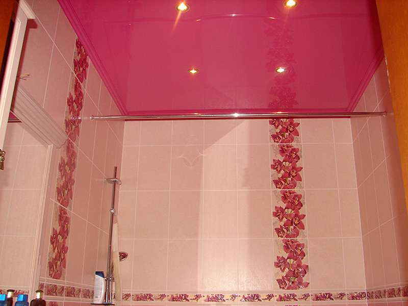 Натяжной потолок в ванной преимущества