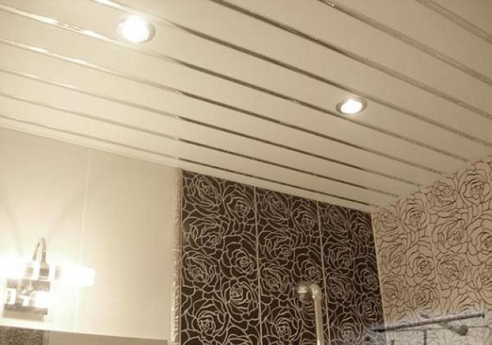Как выбрать светлый натяжной потолок для ванной комнаты