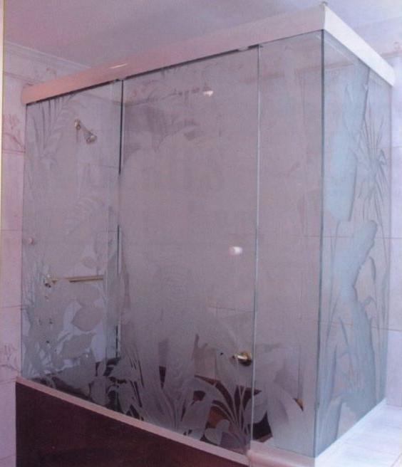 Преимущества и недостатки стеклянной шторки для ванной комнаты с нанесенным матовым рисунком 