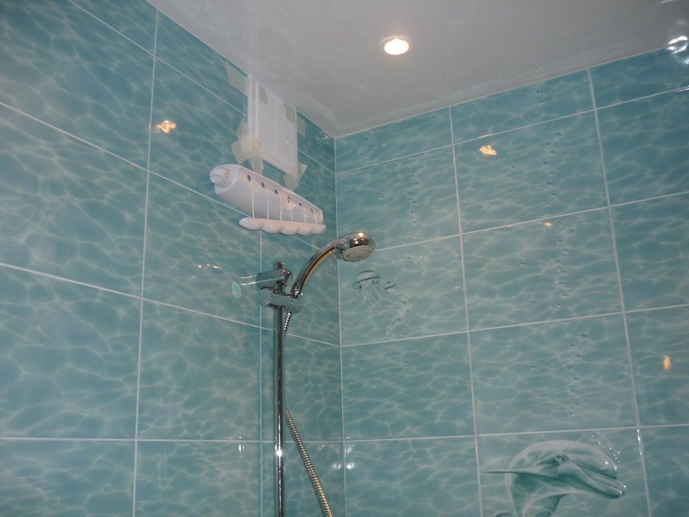 Преимущества панелей пвх разных оттенков для ванной комнаты 
