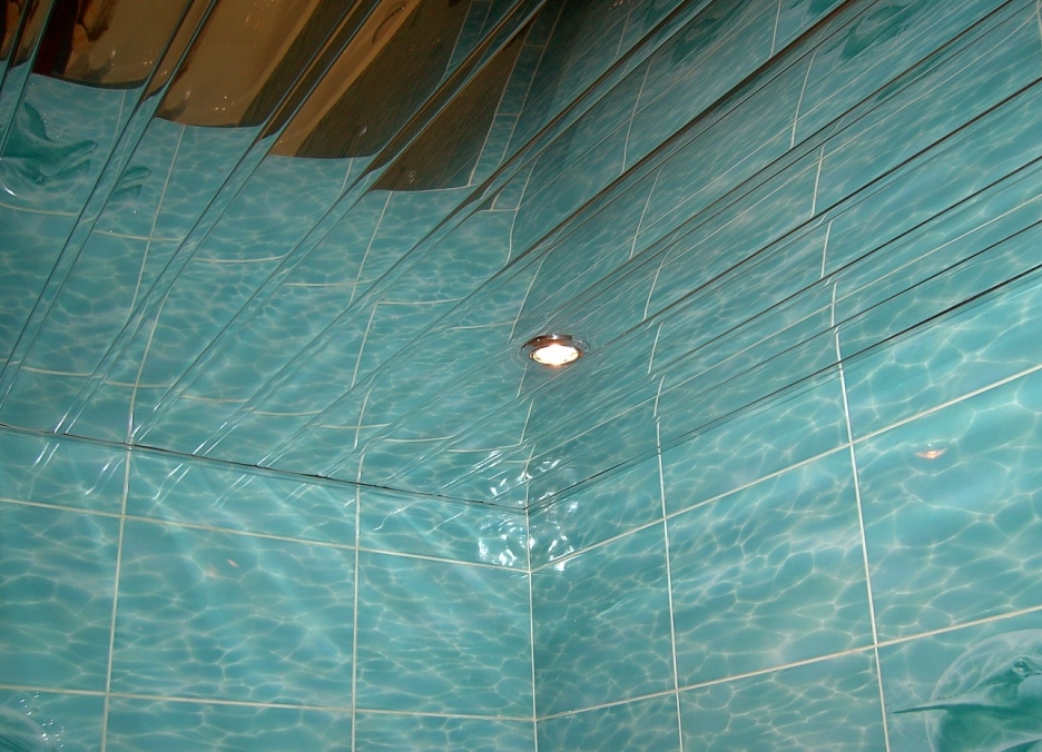 Зеркальный реечный потолок для увеличение пространства в ванной комнате 