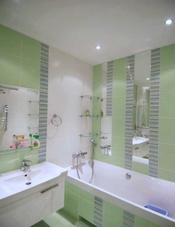 Дизайн для маленькой ванной комнаты с мозаичной отделкой в зеленом цвете 