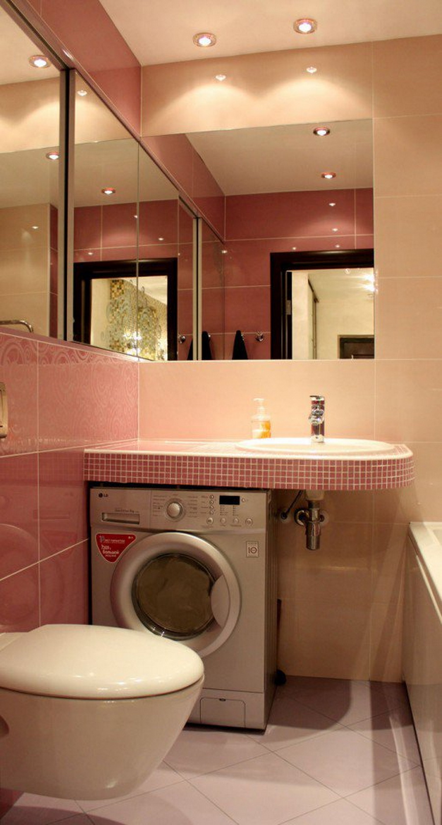 Фото дизайна освещения и декора зеркалами для маленькой ванной комнаты 