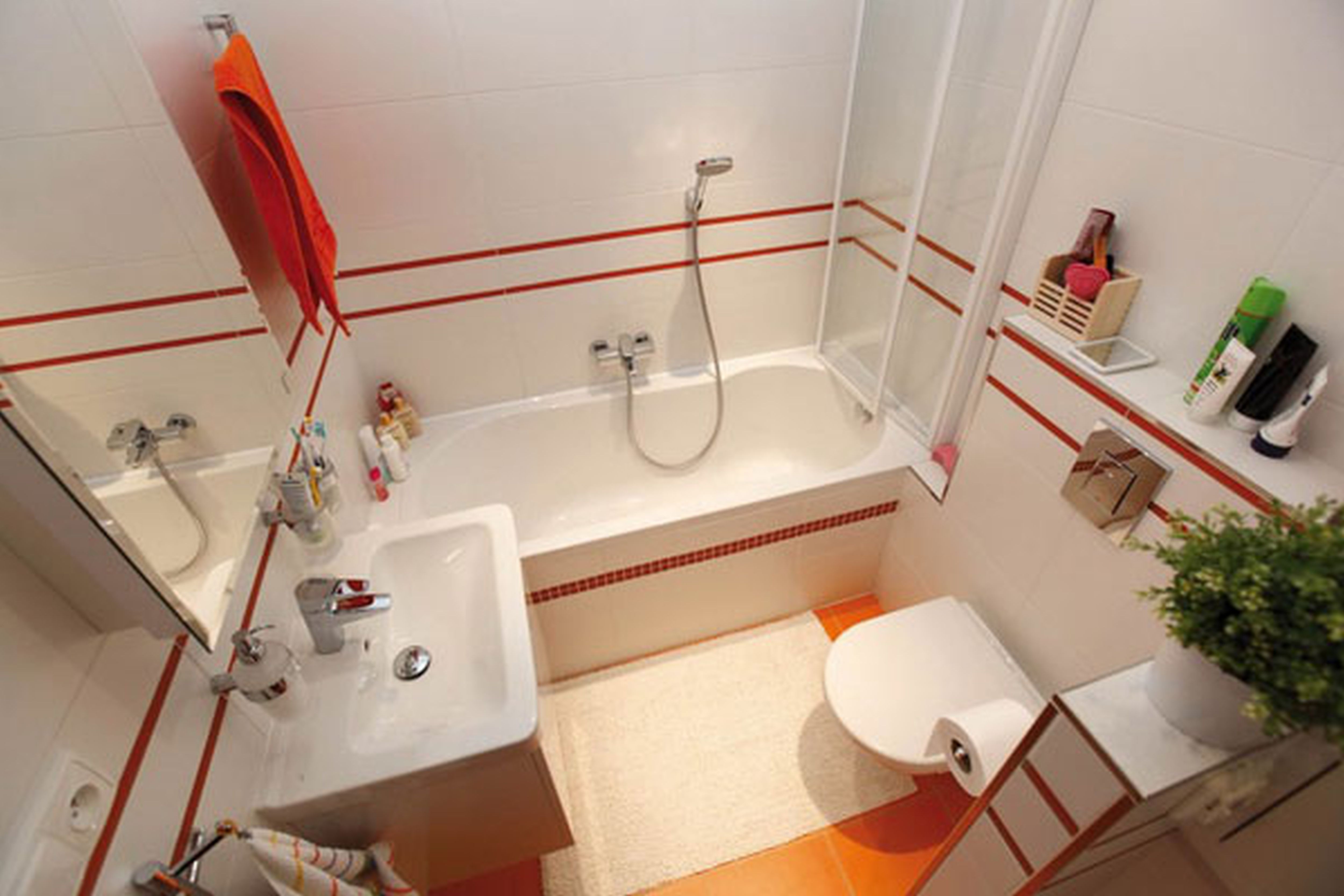 Фото дизайна маленькой ванной комнаты с декором в красном стильной цвете 