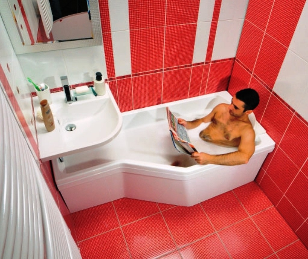 Фото маленькой ванной комнаты в красном цвете с совмещенным санузлом