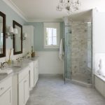 симпатичная керамическая плитка в ванной комнате в стиле модерн в светлых тонах