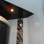 черный натяжной потолок в ванной в белом цвете
