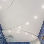 белый натяжной потолок в синей ванне