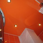 оранжевый классический натяжной потолок со светом