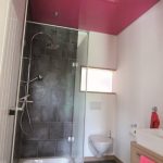 розовый натяжной потолок в ванной комнате