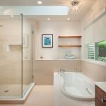 светлая душевая кабина в ванной комнате дизайн
