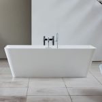необычная керамическая плитка в ванной в стиле прованс в светлых тонах
