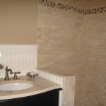 яркая керамическая плитка в ванной комнате в стиле прованс в светлых тонах