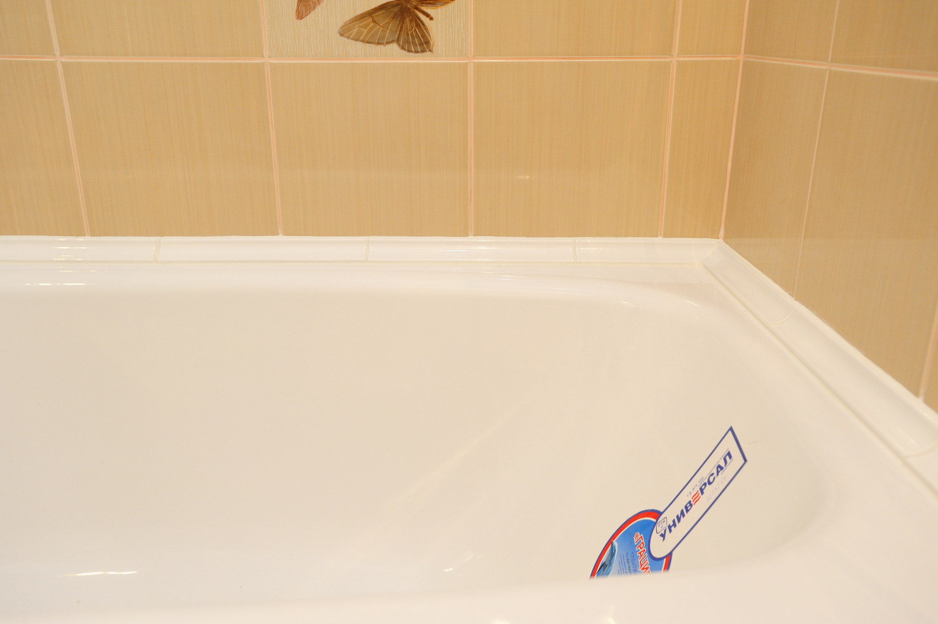 пластиковый плинтус для ванной комнаты пример крепления