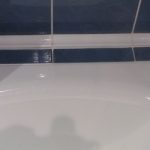 установка плинтуса в ванную комнату фото