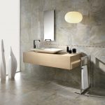 симпатичная керамическая плитка в ванной в стиле модерн в светлых тонах