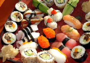 В чем разница между роллы и суши?
